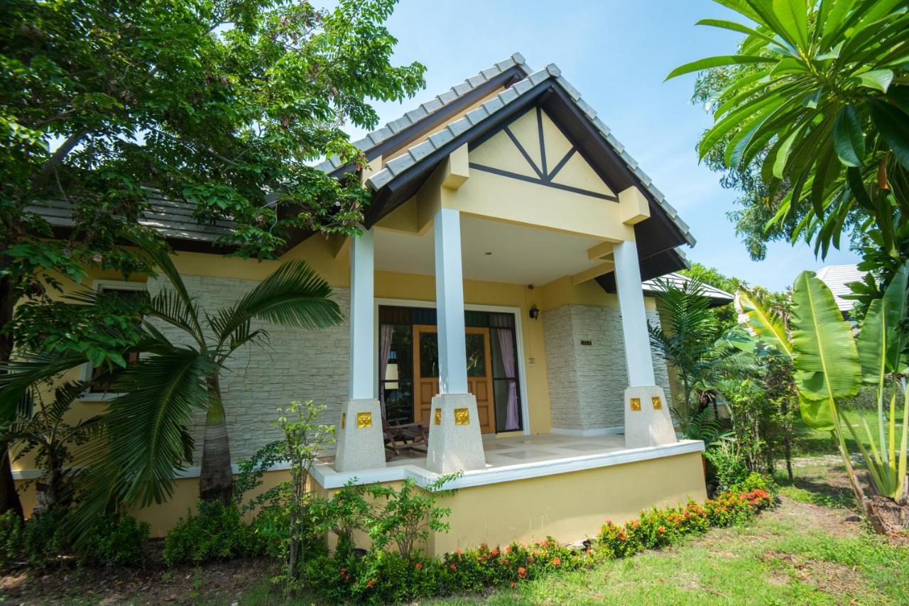 Baan Talay See Cream Resort Samut Songkhram Exterior foto